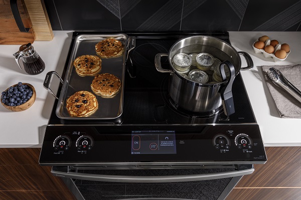 Overhead view of the GE Profile PHS930YPFS rang with cookware 